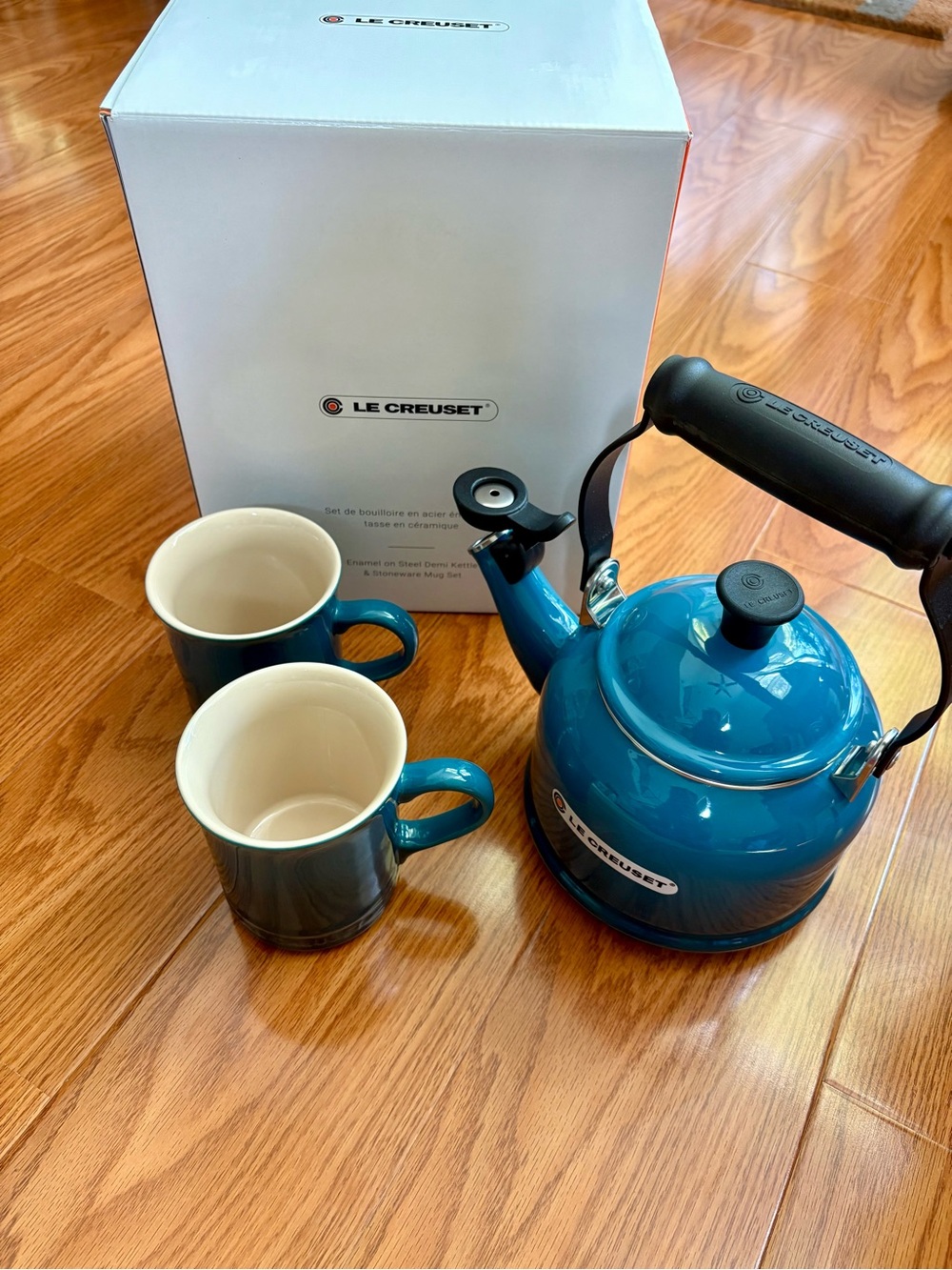 Le Creuset Demi Kettle & 2 Stoneware Mugs Set in Deep Teal